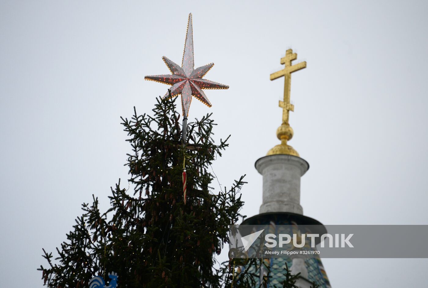 Decorating New Year's tree on Moscow Kremlin's Cathedral Square