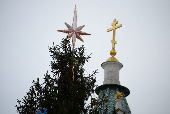 Decorating New Year's tree on Moscow Kremlin's Cathedral Square
