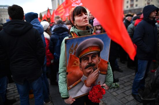 Laying flowers at Joseph Stalin and Felix Dzerzhinsky's graves near Kremlin Wall