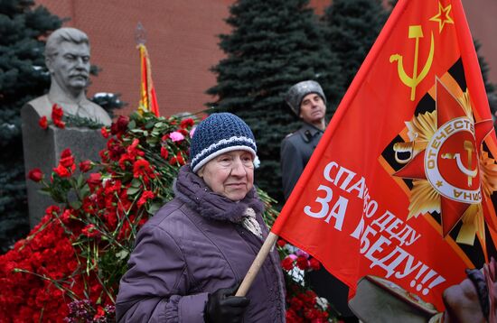 Laying flowers at Joseph Stalin and Felix Dzerzhinsky's graves near Kremlin Wall