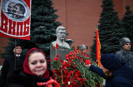 Laying flowers at Joseph Stalin and Felix Dzerzhinsky's graves near Kremlin Wall