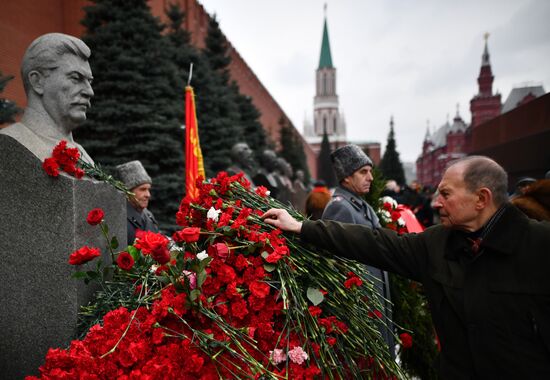 Laying flowers at Joseph Stalin and Felix Dzerzhinsky's graves near Kremlin Wall