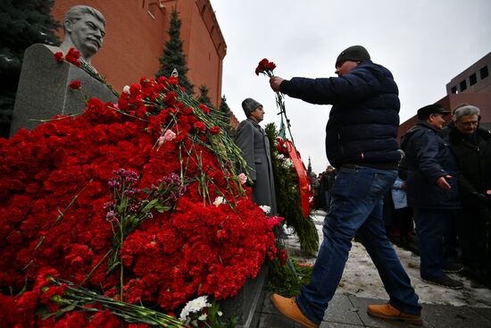Laying flowers at Joseph Stalin and Felix Dzerzhinsky's graves near Kremlin Wall