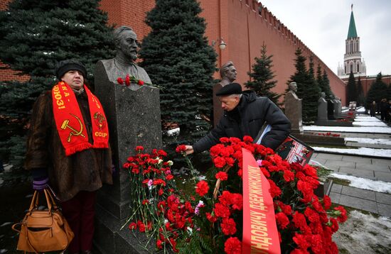 Laying flowers at Joseph Stalin and Felix Dzerzhinsky's graves near Kremlin Wall