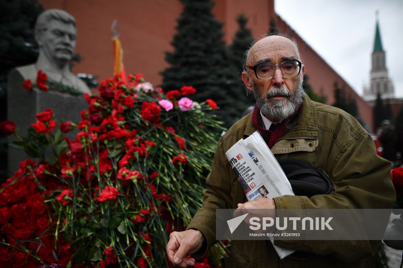 Laying flowers at Joseph Stalin and Felix Dzerzhinsky's graves near Kremlin Wall