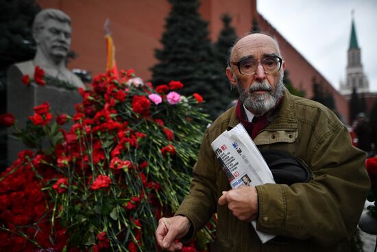 Laying flowers at Joseph Stalin and Felix Dzerzhinsky's graves near Kremlin Wall