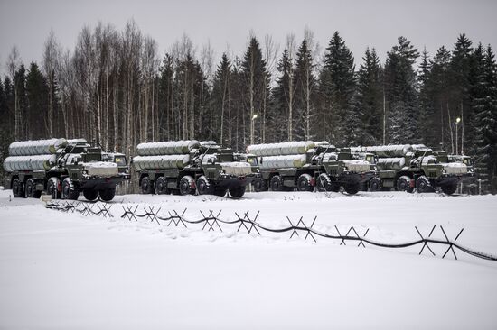 Military drill with S-400 anti-aircraft system in Leningrad Region