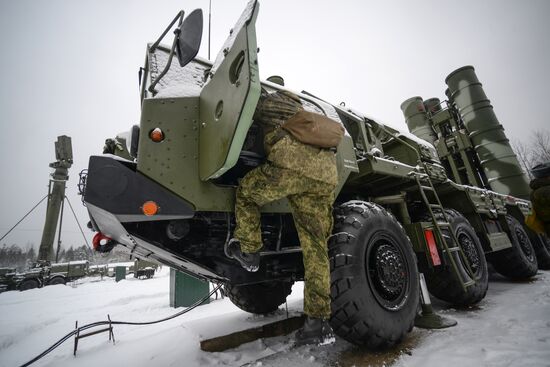 Military drill with S-400 anti-aircraft system in Leningrad Region