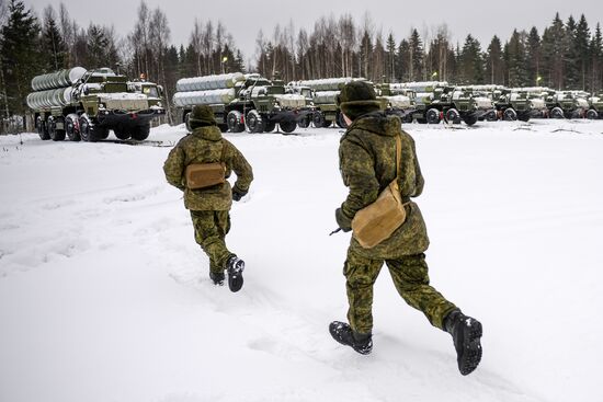 Military drill with S-400 anti-aircraft system in Leningrad Region