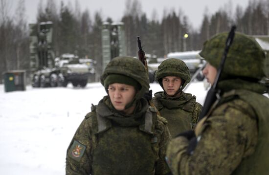 Military drill with S-400 anti-aircraft system in Leningrad Region