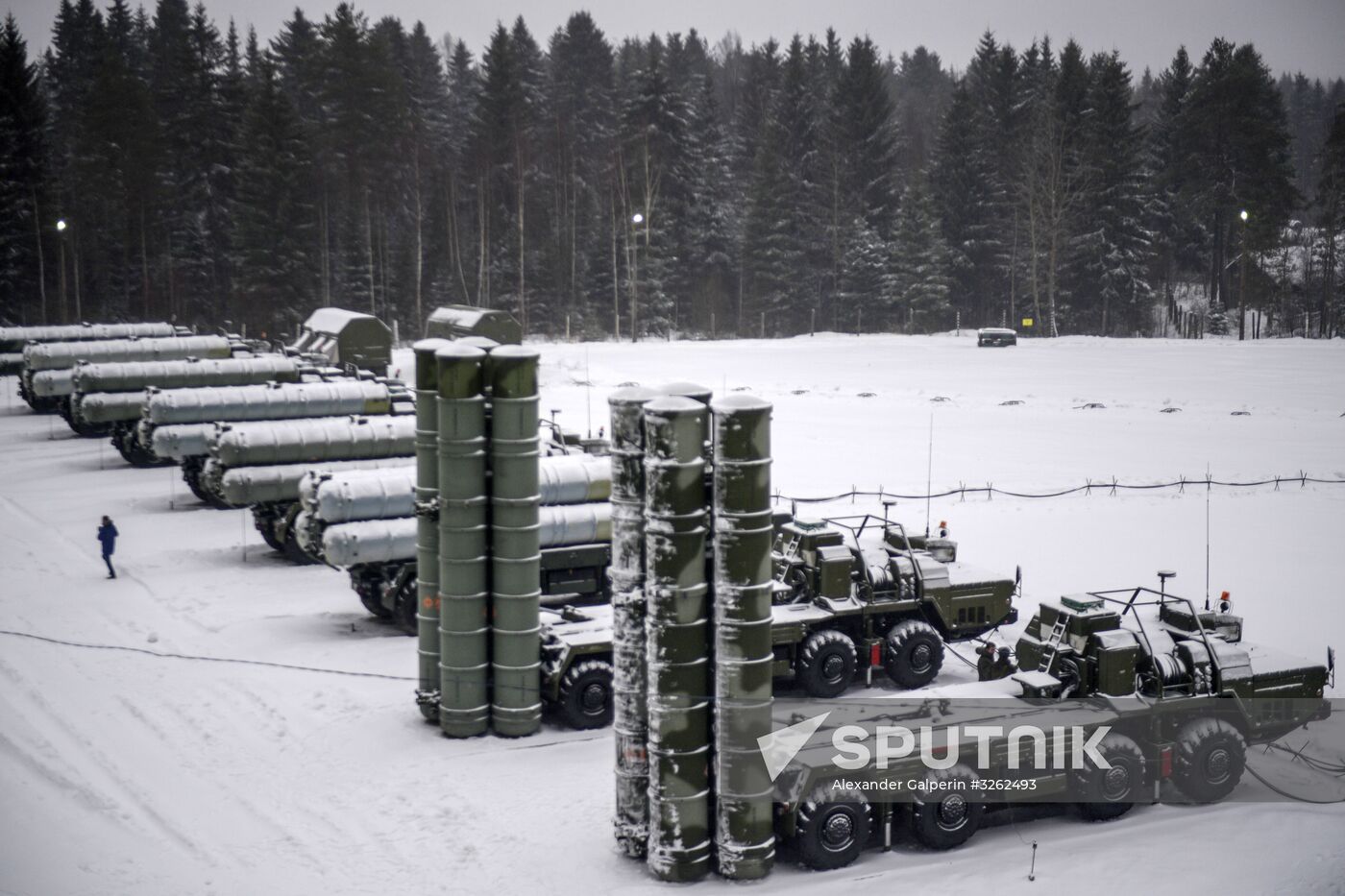 Military drill with S-400 anti-aircraft system in Leningrad Region
