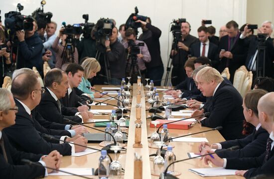 Foreign Minister Sergei Lavrov meets with British counterpart, Boris Johnson