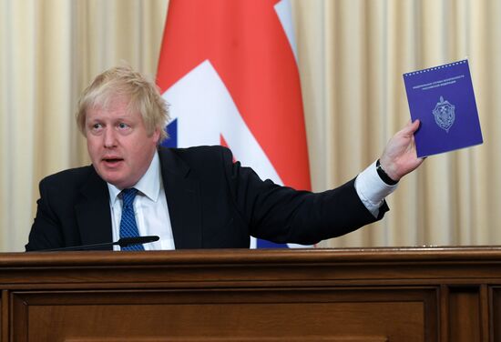 Foreign Minister Sergei Lavrov meets with British counterpart, Boris Johnson