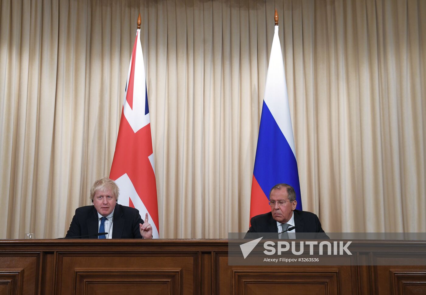 Foreign Minister Sergei Lavrov meets with British counterpart, Boris Johnson