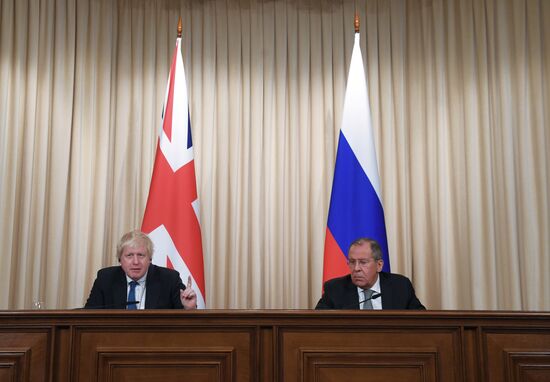 Foreign Minister Sergei Lavrov meets with British counterpart, Boris Johnson