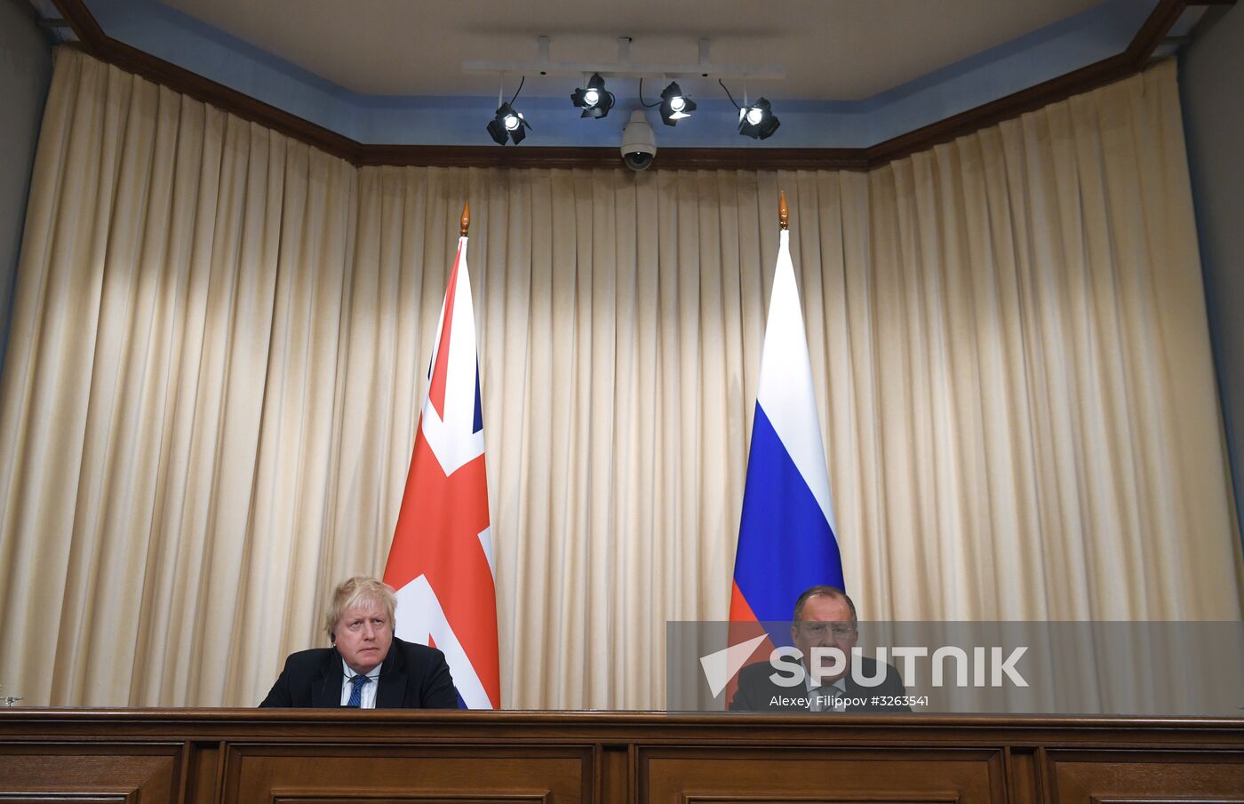 Foreign Minister Sergei Lavrov meets with British counterpart, Boris Johnson