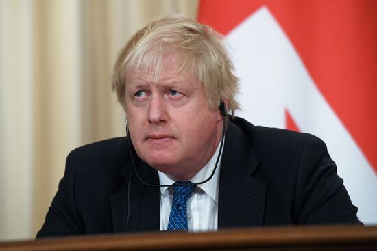 Foreign Minister Sergei Lavrov meets with British counterpart, Boris Johnson