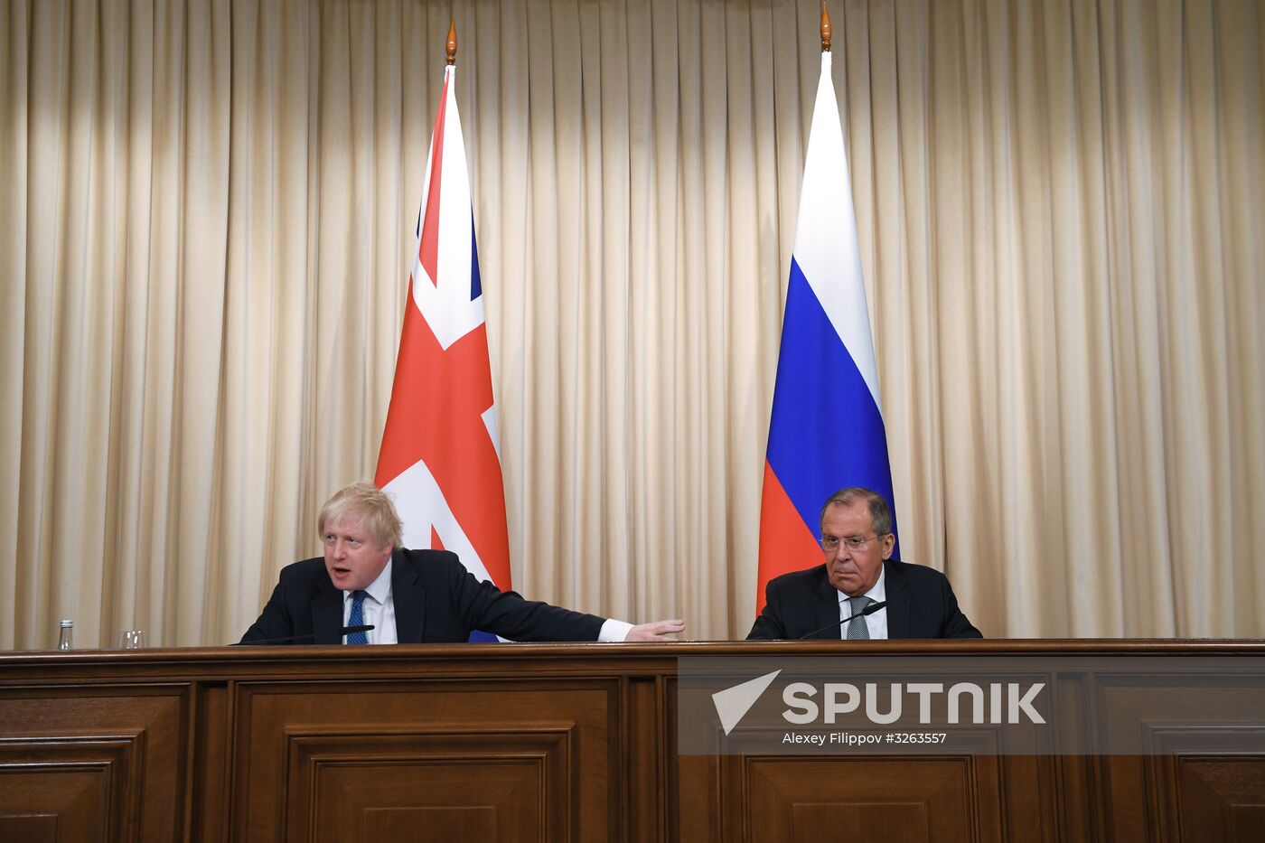 Foreign Minister Sergei Lavrov meets with British counterpart, Boris Johnson