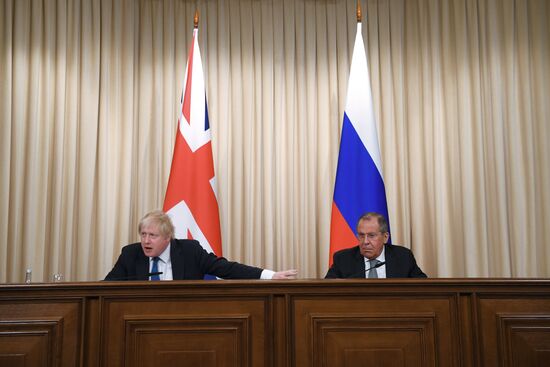 Foreign Minister Sergei Lavrov meets with British counterpart, Boris Johnson