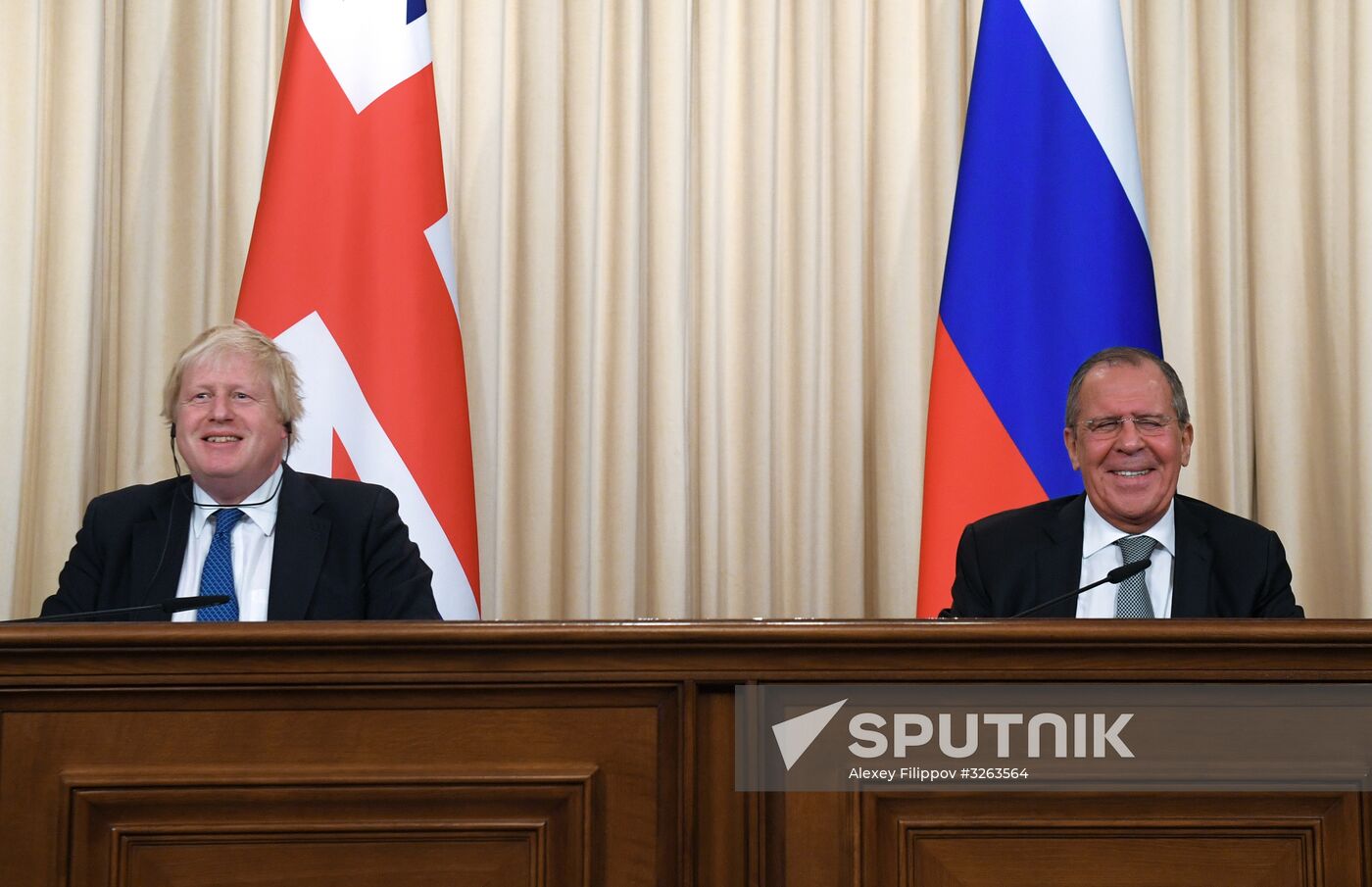 Foreign Minister Sergei Lavrov meets with British counterpart, Boris Johnson