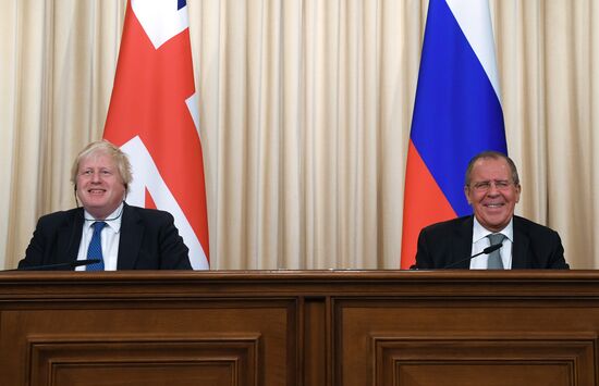 Foreign Minister Sergei Lavrov meets with British counterpart, Boris Johnson