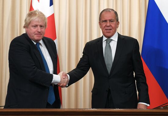 Foreign Minister Sergei Lavrov meets with British counterpart, Boris Johnson