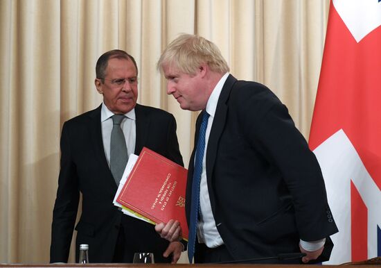 Foreign Minister Sergei Lavrov meets with British counterpart, Boris Johnson