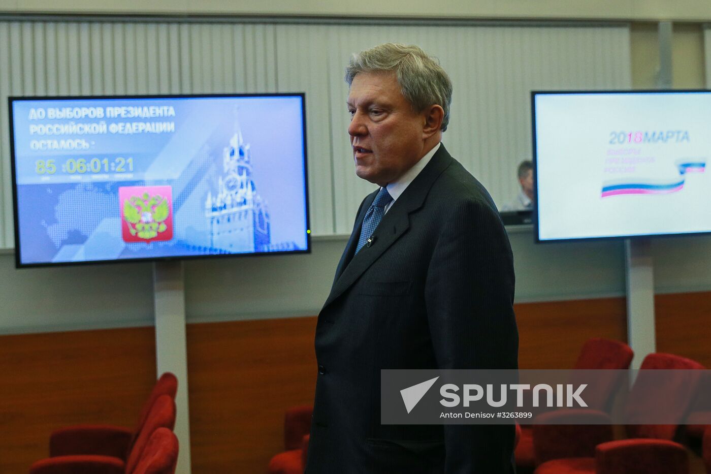 Grigory Yavlinsky applies to CEC to register as candidate for the presidency
