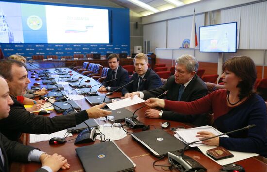 Grigory Yavlinsky applies to CEC to register as candidate for the presidency