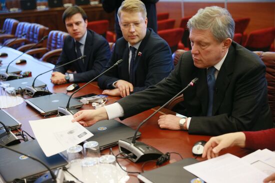 Grigory Yavlinsky applies to CEC to register as candidate for the presidency