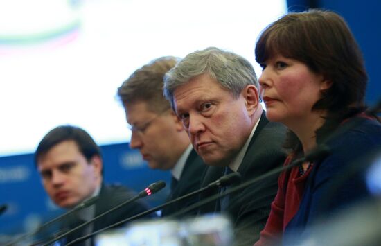 Grigory Yavlinsky applies to CEC to register as candidate for the presidency