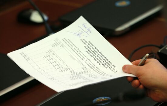 Grigory Yavlinsky applies to CEC to register as candidate for the presidency