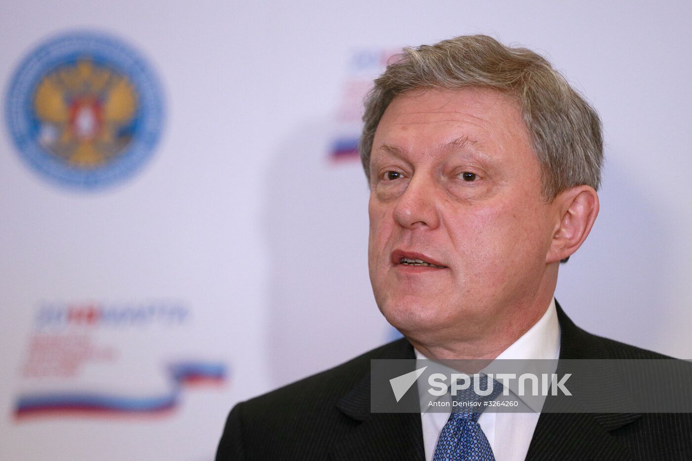 Grigory Yavlinsky applies to CEC to register as candidate for the presidency