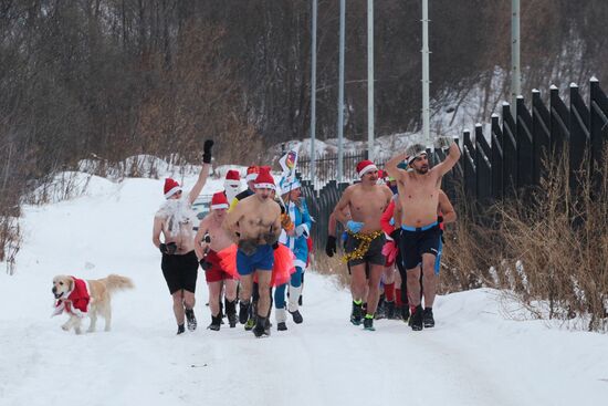 "Polar bears" dressed as Santa race in Novosibirsk
