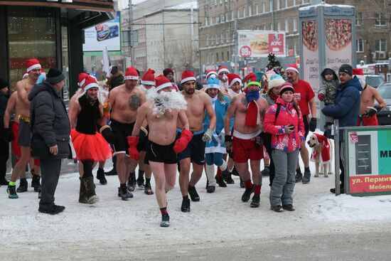 "Polar bears" dressed as Santa race in Novosibirsk