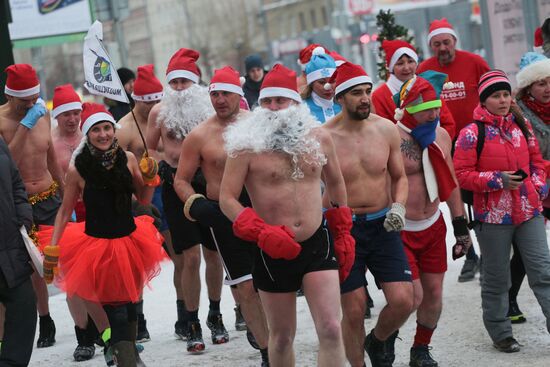 "Polar bears" dressed as Santa race in Novosibirsk
