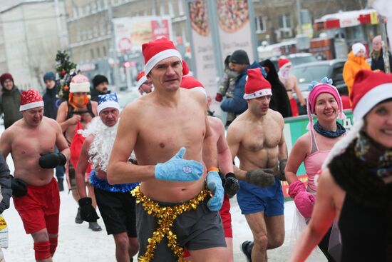 "Polar bears" dressed as Santa race in Novosibirsk