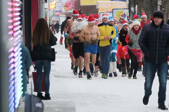 "Polar bears" dressed as Santa race in Novosibirsk