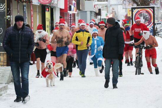 "Polar bears" dressed as Santa race in Novosibirsk