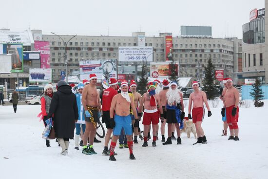 "Polar bears" dressed as Santa race in Novosibirsk