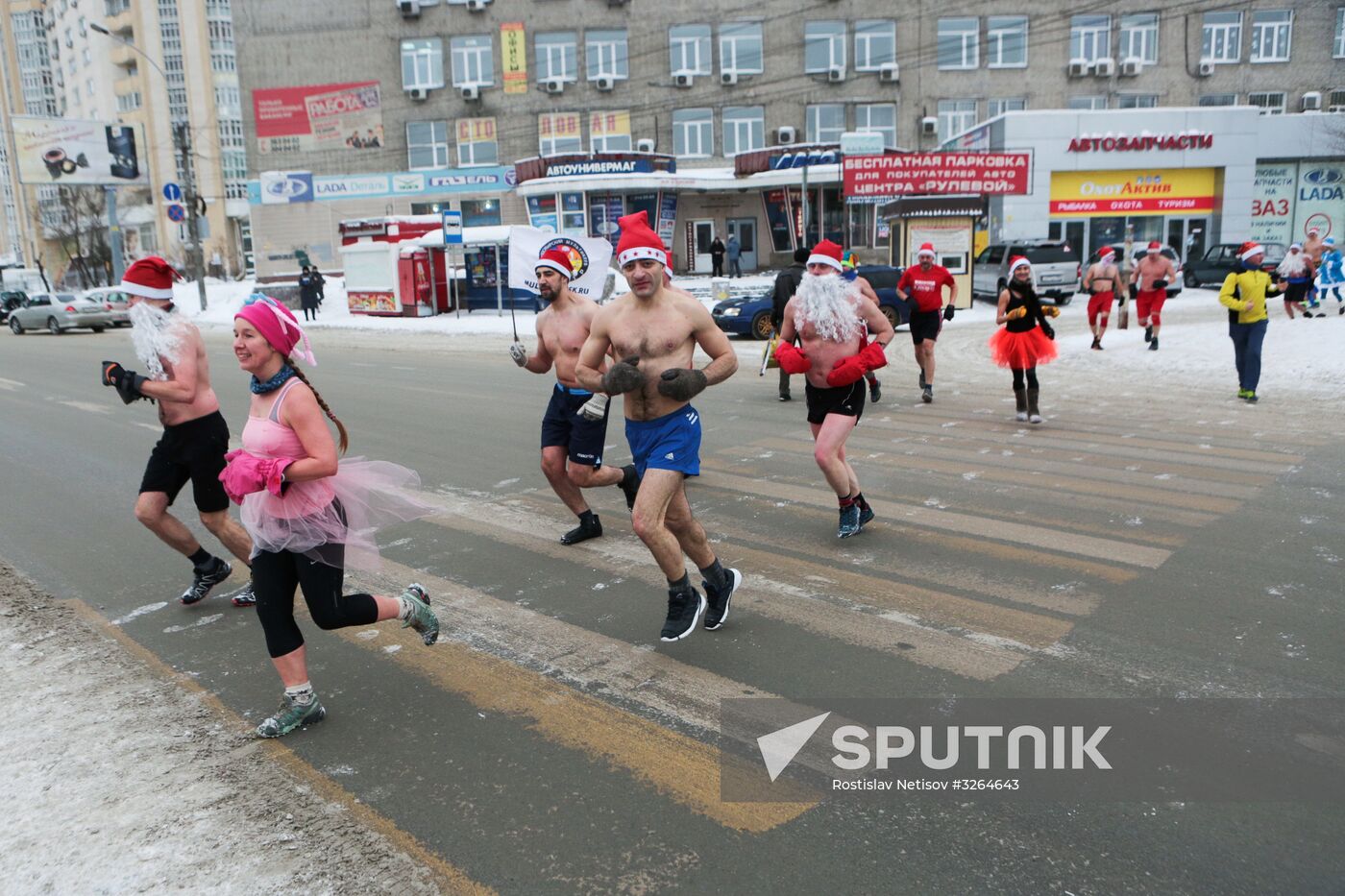 "Polar bears" dressed as Santa race in Novosibirsk