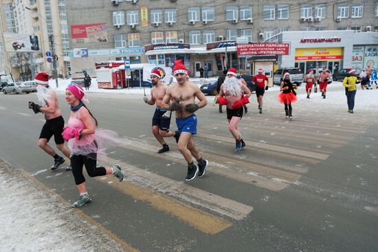 "Polar bears" dressed as Santa race in Novosibirsk