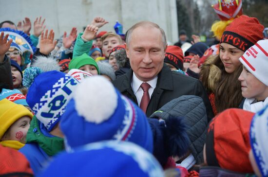 President Vladimir Putin meets with guests of Kremlin New Year's party