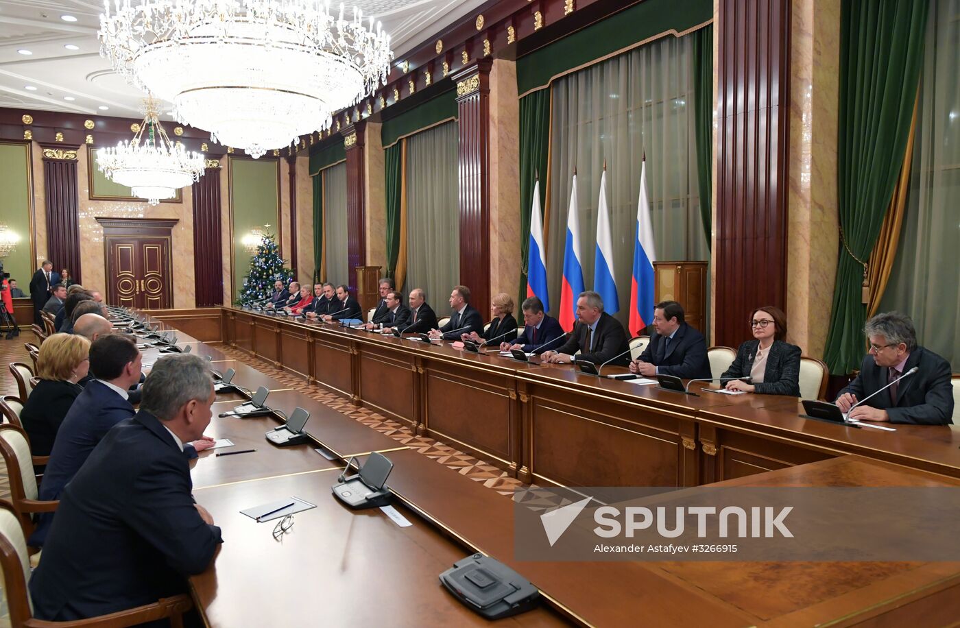 Russian President Vladimir Putin meets with Government members