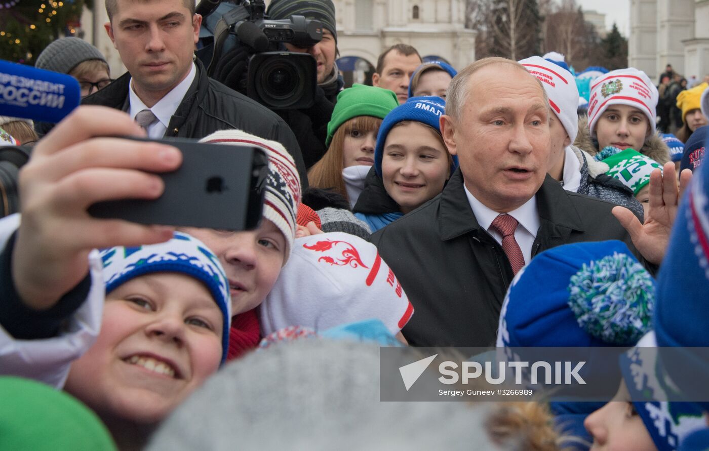 President Vladimir Putin meets with guests of Kremlin New Year's party