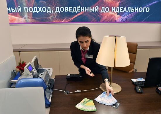 Presentation of self-service terminals with 200 and 2,000 ruble bills