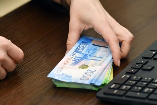 Presentation of self-service terminals with 200 and 2,000 ruble bills