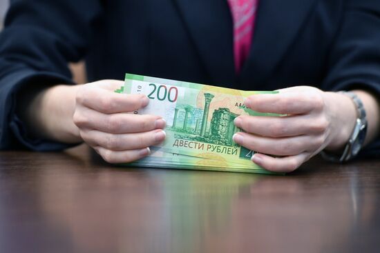 Presentation of self-service terminals with 200 and 2,000 ruble bills