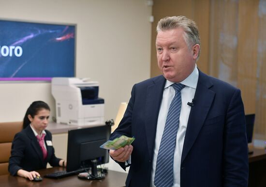 Presentation of self-service terminals with 200 and 2,000 ruble bills