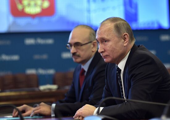Vladimir Putin submits documents to Central Electoral Commission to register as presidential candidate